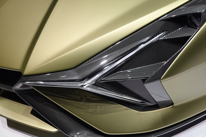 特徴的なY字型ヘッドライトを採用