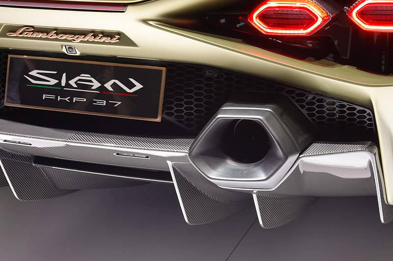 ヘキサゴンスタイルのエキゾーストエンド