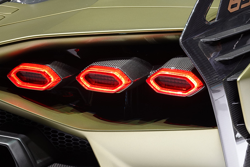 カウンタックをデザインモチーフとした左右計6個の六角形テールランプを採用