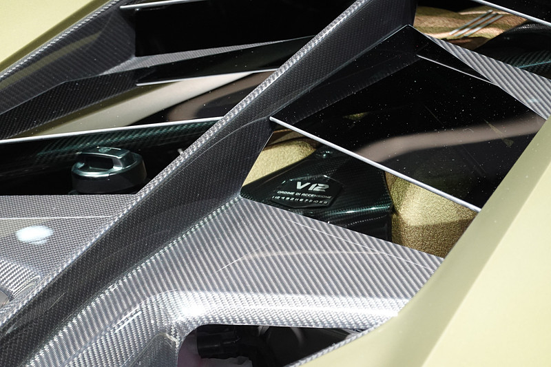 最高出力577kW（785HP）/8500rpmを発生するV型12気筒 自然吸気エンジンをミッドシップレイアウト