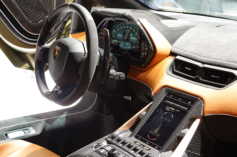 シアンのインテリア。メーターパネルはフルデジタル式