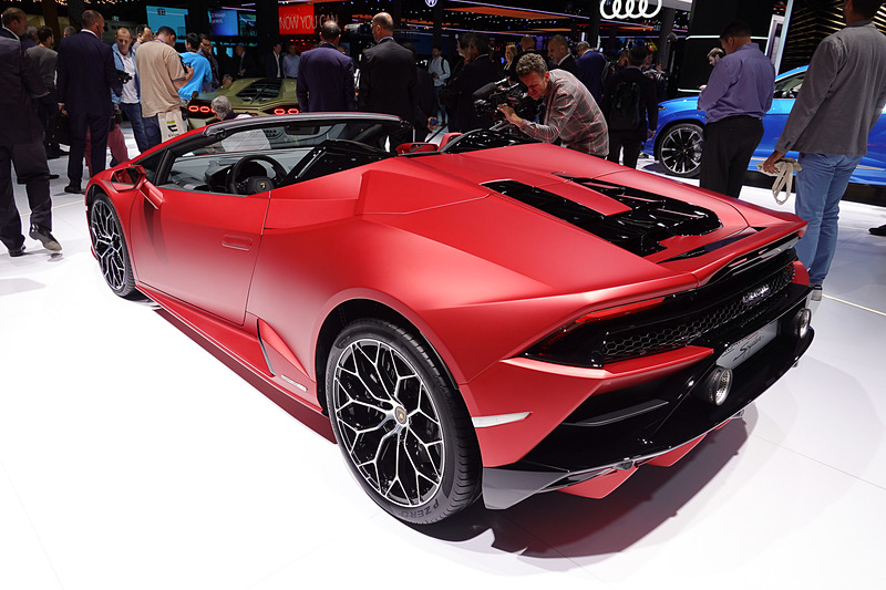 2月のジュネーブショー 2019で初公開された「ウラカン EVO スパイダー」も車両展示。マットレッドのボディと赤いレザーシートでコーディネートしている