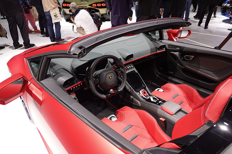 2月のジュネーブショー 2019で初公開された「ウラカン EVO スパイダー」も車両展示。マットレッドのボディと赤いレザーシートでコーディネートしている