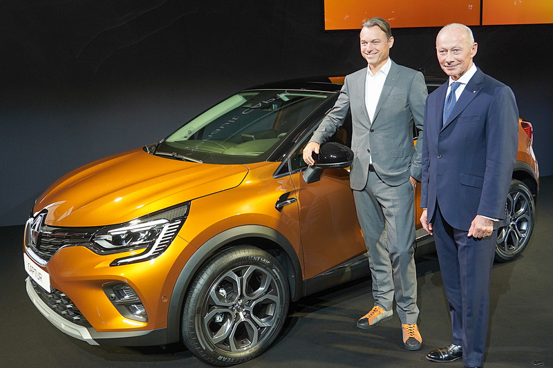 新型「キャプチャー」の前に立つルノー コーポレートデザイン担当 上級副社長 ローレンス・ヴァン・デン・アッケル氏（左）とルノー CEO ティエリー・ボロレ氏（右）