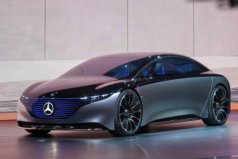 Vision EQSの前からのショット、フロントグリルにLEDを使ったデザインが特徴