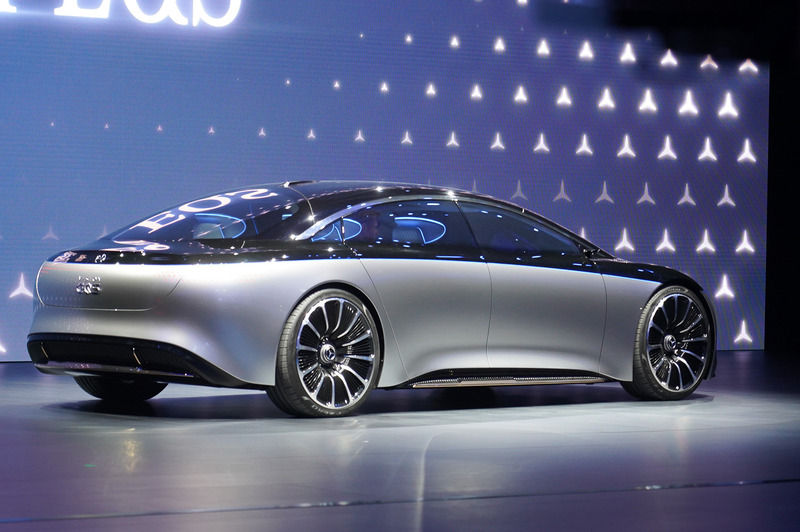 右リアからのショット、フロントから1本のラインでつながるデザインが特徴的