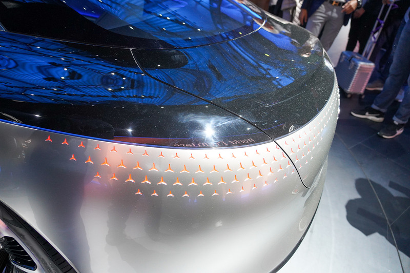 リアにもスリーポインテッドスターのイルミネーションが