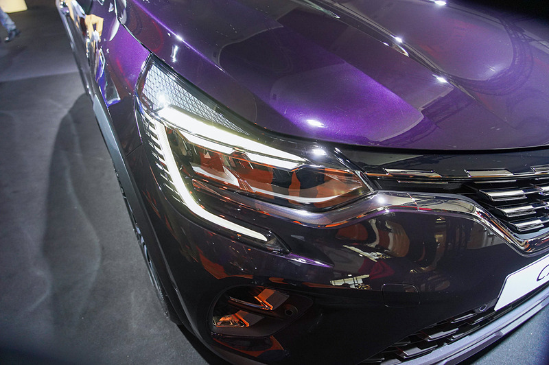 ヘッドライトにCシェイプのデイタイムランニングライトを内蔵