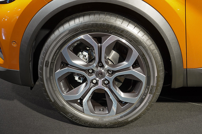 タイヤサイズは前後とも215/55R18