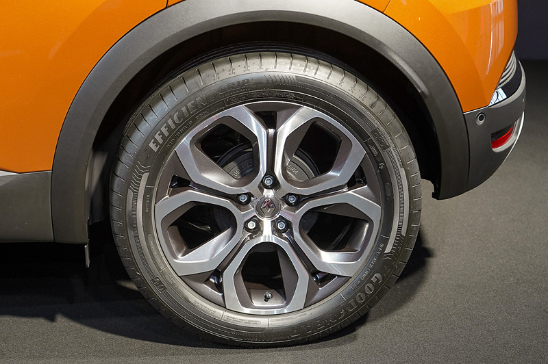 タイヤサイズは前後とも215/55R18