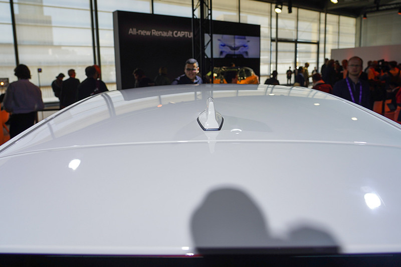 シャークフィンタイプのルーフアンテナ