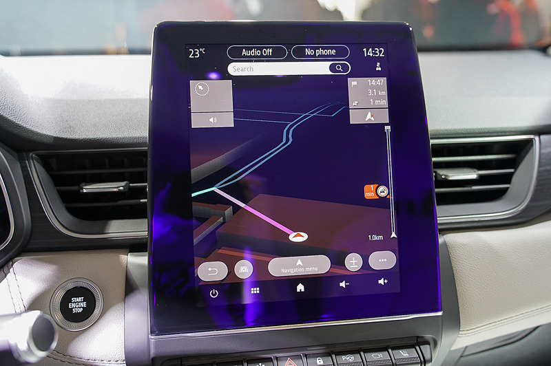 縦長の10V型ディスプレイを採用する車載情報システム。大きくて見やすい