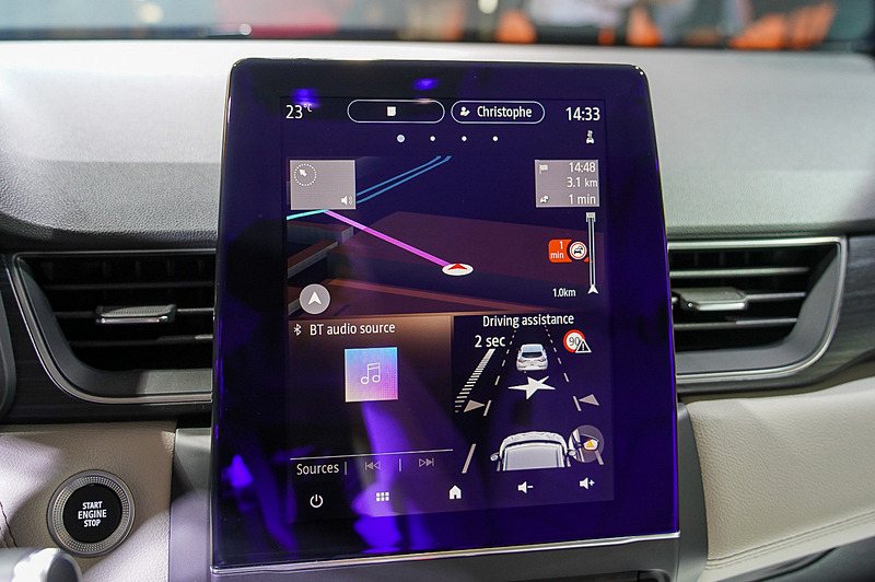 縦長の10V型ディスプレイを採用する車載情報システム。大きくて見やすい