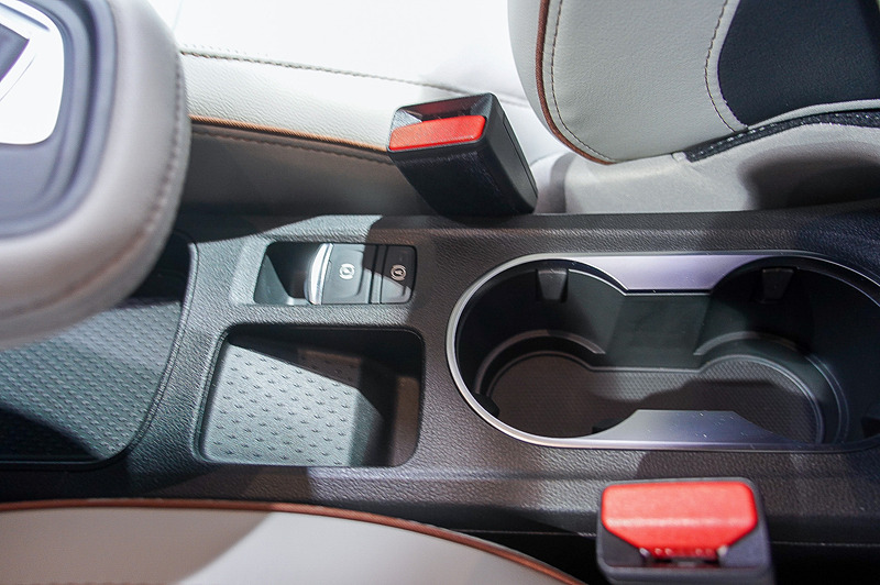 センターコンソールに収納スペースを設定。パーキングブレーキは電動式