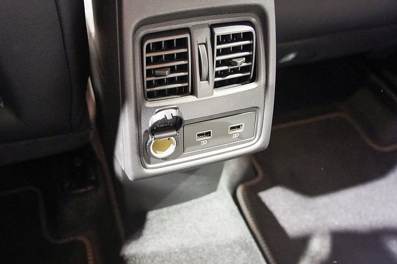 センターコンソール後方にリアシート用のUSBポートとエアコン吹き出し口を用意する