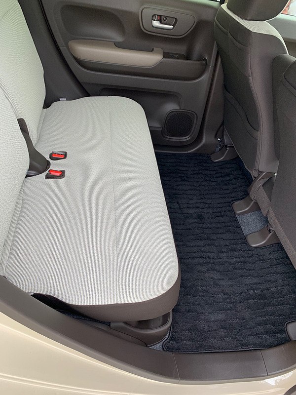 リアシートの座面長は限られるが、足下は広い