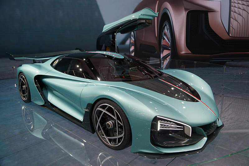 カーボンファイバー製のボディを採用