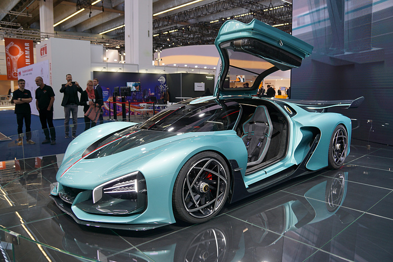 カーボンファイバー製のボディを採用