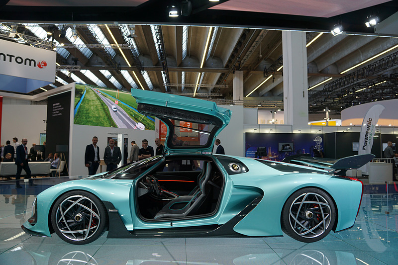 ハイブリッドシステムを備えるパワートレーンで総出力は1400馬力以上とのこと