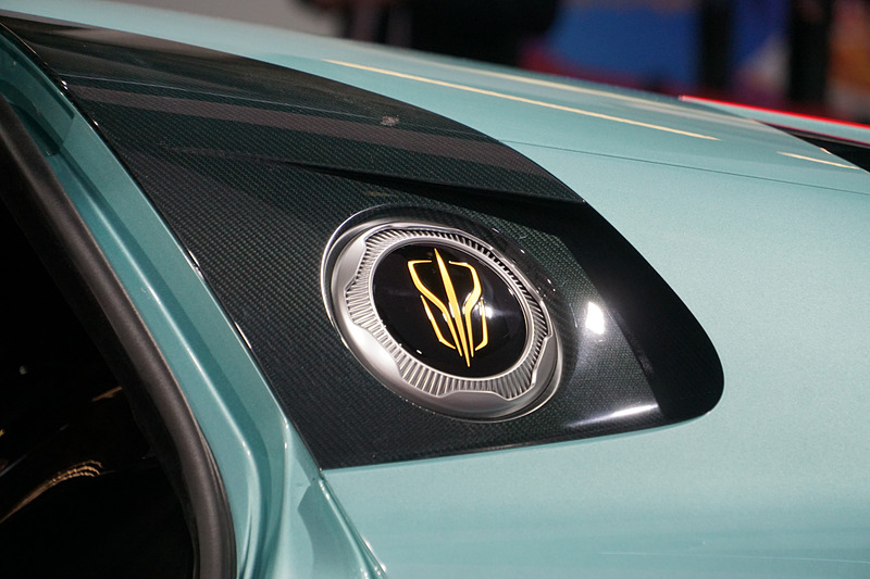 カーボンファイバー製のボディを採用