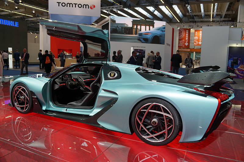 ハイブリッドシステムを備えるパワートレーンで総出力は1400馬力以上とのこと