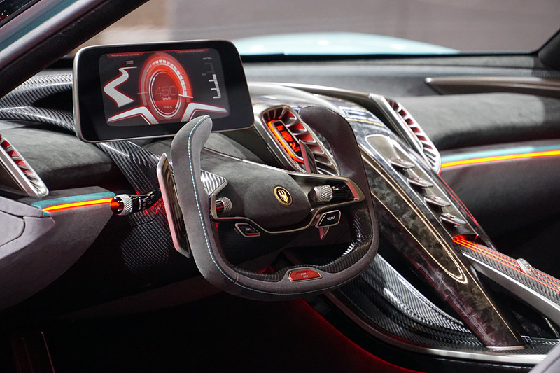 カーボンファイバー製のボディを採用