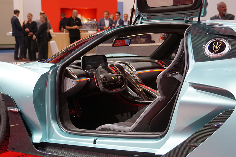 カーボンファイバー製のボディを採用