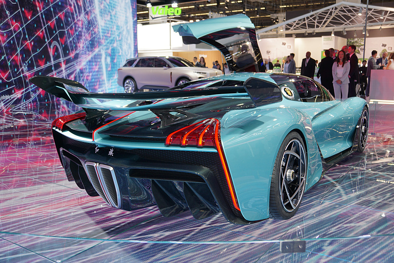 ハイブリッドシステムを備えるパワートレーンで総出力は1400馬力以上とのこと