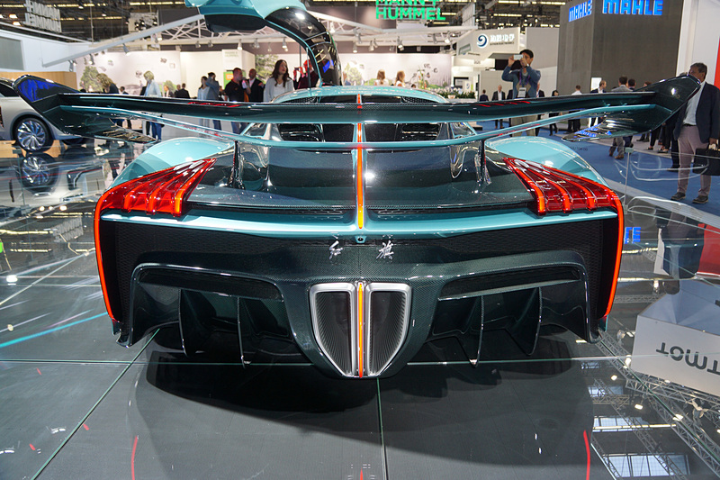 ハイブリッドシステムを備えるパワートレーンで総出力は1400馬力以上とのこと