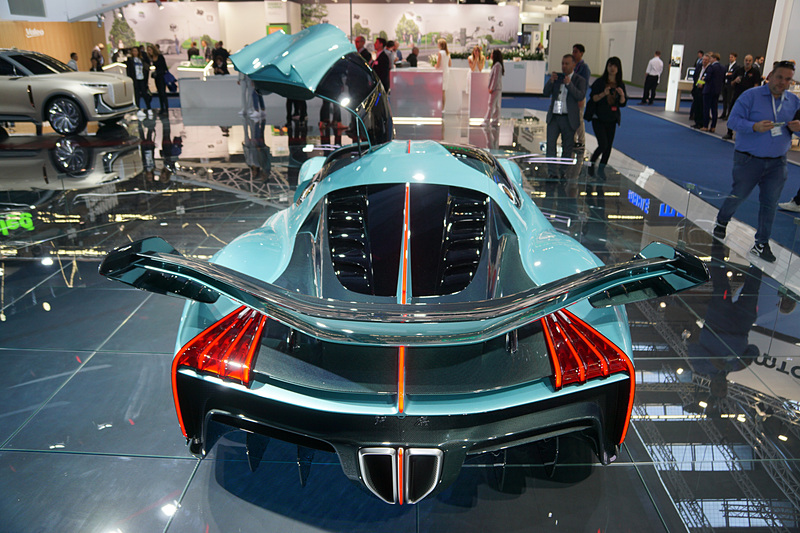 ハイブリッドシステムを備えるパワートレーンで総出力は1400馬力以上とのこと