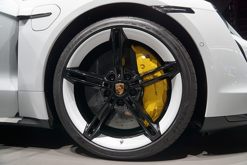 タイカン ターボ Sの装着タイヤはグッドイヤー製