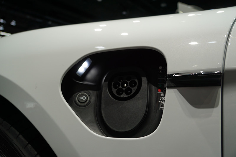 充電ポートのリッドは黒い突起部分にセンサーがあり、電動開閉する