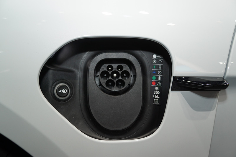 充電ポートは左右のフロントフェンダーに用意される