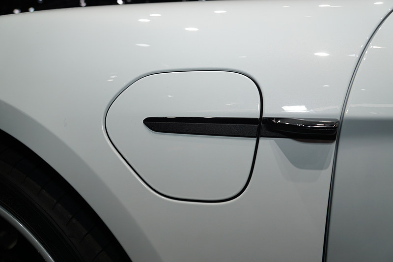 充電ポートのリッドは黒い突起部分にセンサーがあり、電動開閉する