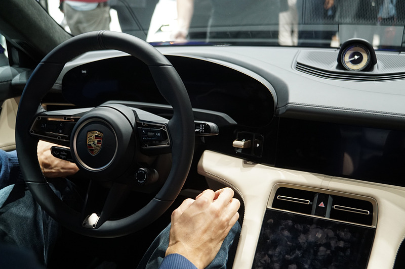 タイカン ターボのインテリア