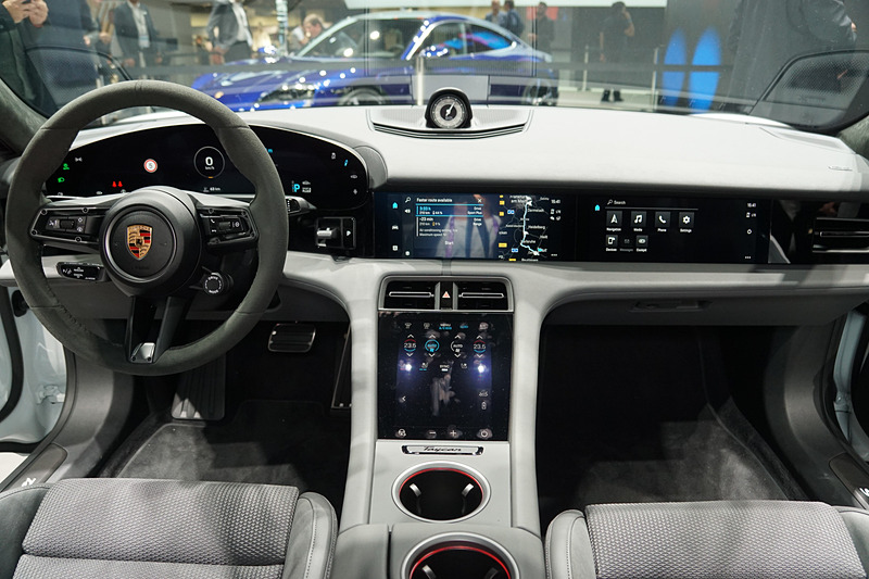 インパネには液晶ディスプレイが多用されている