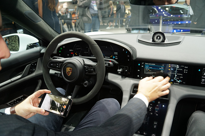 インパネには液晶ディスプレイが多用されている