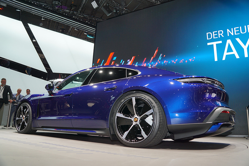 タイカン ターボ