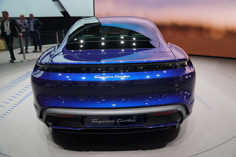 タイカン ターボ