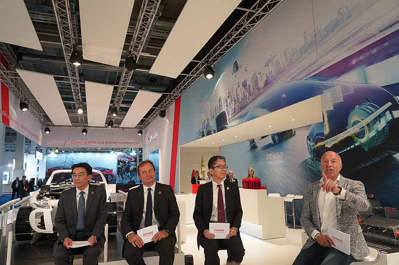 デンソーブースで行なわれた記者会見