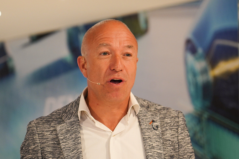 司会のトム・コロネル選手