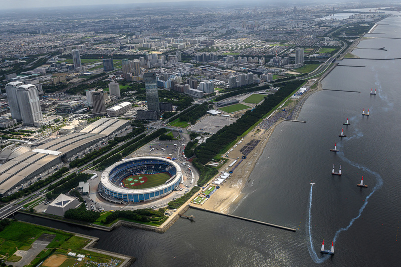 海浜幕張公園前の海上で開催された千葉大会（©Joerg Mitter / Red Bull Content Pool）