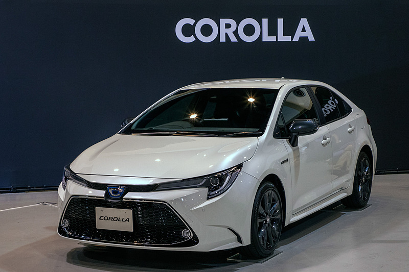 セダンの新型「カローラ」。1.8リッターハイブリッド車でグレードはHYBRID W×B。ボディカラーは「ホワイトパールクリスタルシャイン」（メーカーオプション）