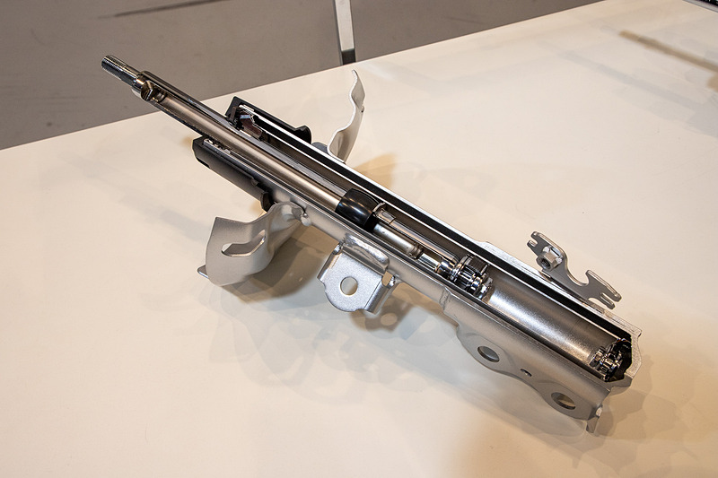 フロントのショックアブソーバー。複筒式だ