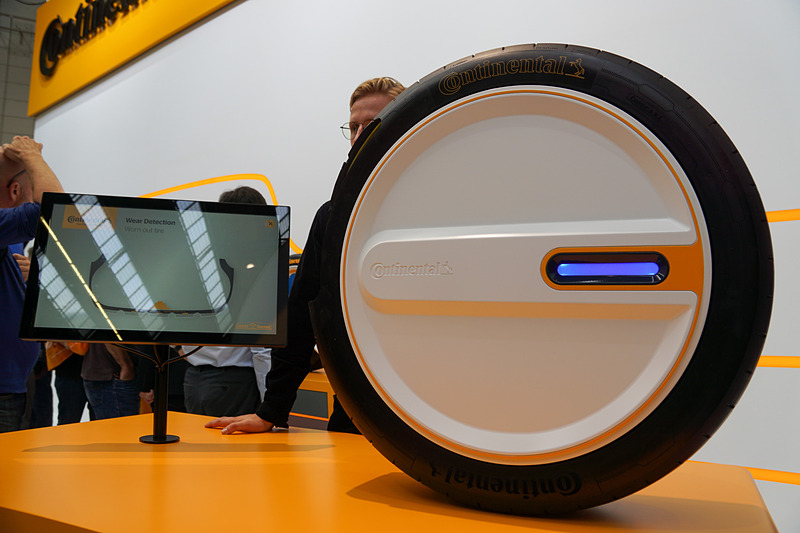 タイヤに組み込まれた監視システム「ContiSense」とWebベースのアプリケーション「ContiConnect Live」で、自動運転車などを運行する事業者のオペレーション効率化を目指す