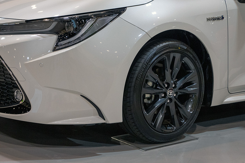 タイヤが外側に出ているので、従来モデルよりスタイリッシュ。アフターマーケットのアルミホイールを装着したようなスタイルを「最初から」実現している