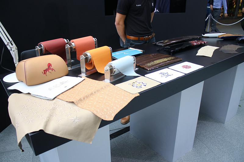 ロールス・ロイスのウッドトリムを仕上げる職人がグッドウッドから来日して作業を解説するなど、クラフトマンシップの魅力が伝えられる