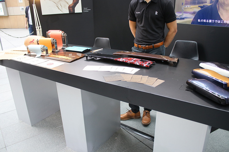 ロールス・ロイスのウッドトリムを仕上げる職人がグッドウッドから来日して作業を解説するなど、クラフトマンシップの魅力が伝えられる