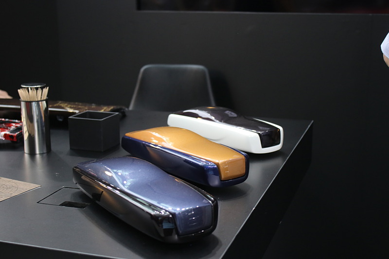 ロールス・ロイスのウッドトリムを仕上げる職人がグッドウッドから来日して作業を解説するなど、クラフトマンシップの魅力が伝えられる