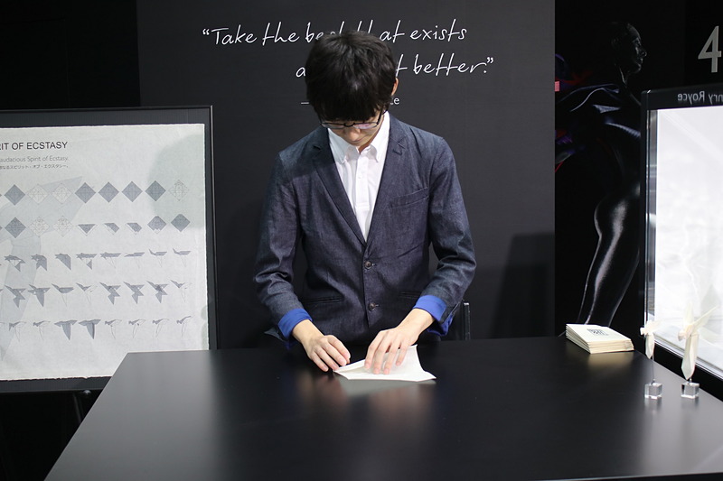 スピリット・オブ・エクスタシーの折り紙のデモンストレーションも実施